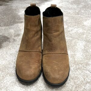 Great used condition Sorel Joan of Arc Wedge II Chelsea- tan size 8.
